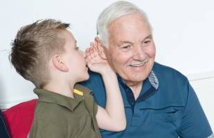 خطراتِ پنهانِ کم شنوایی در سالمندان