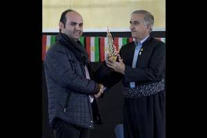 اهدا تندیس جایزه «شهید آوینی» به موزه حلبچه 