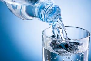 زنان و مردان روزانه چقدر آب باید بنوشند؟