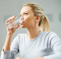 نوشیدن آب اضافی چه عوارضی دارد؟ 