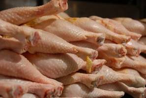 قیمت مرغ بالاتر از نرخ مصوب به فروش میرسد