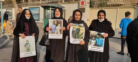 تجمع خانواده‌های 9 شهروند کُرد ایرانی جلوی سفارت ترکیه در تهران